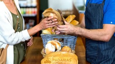 clientes comprando pães