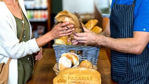 clientes comprando pães